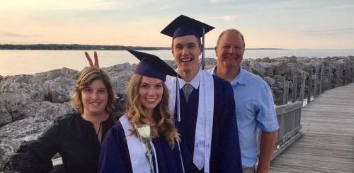 Austauschschüler und Austauschschülerin mit der Gastfamilie am Strand bei Sonnenuntergang