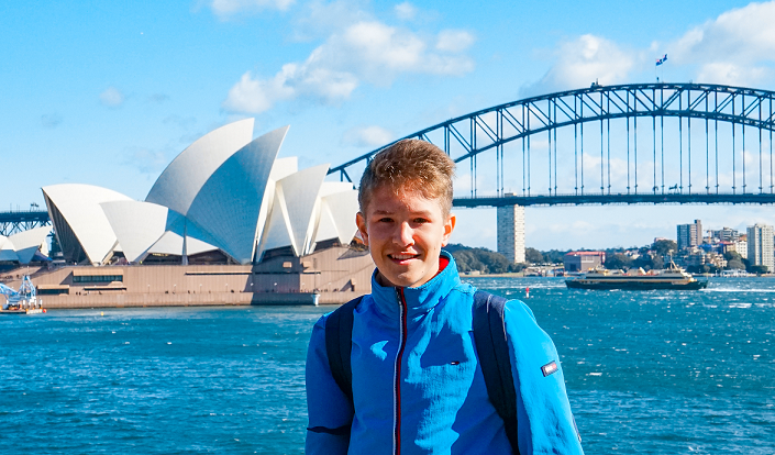 Austauschschüler vor der Harbour Bridge in Sydney, Australien