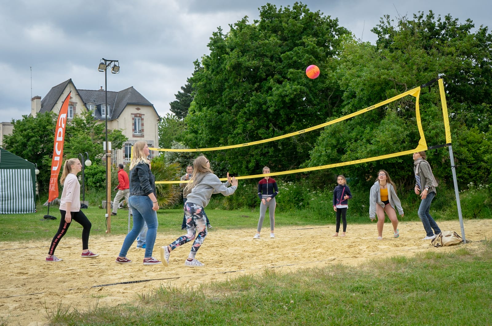 Austauschschüler und Schülerinnen spielen Volleyball