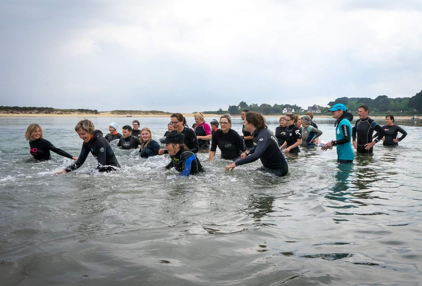 Austauschschüler und Schülerinnen mit Neoprenanzug im Wasser