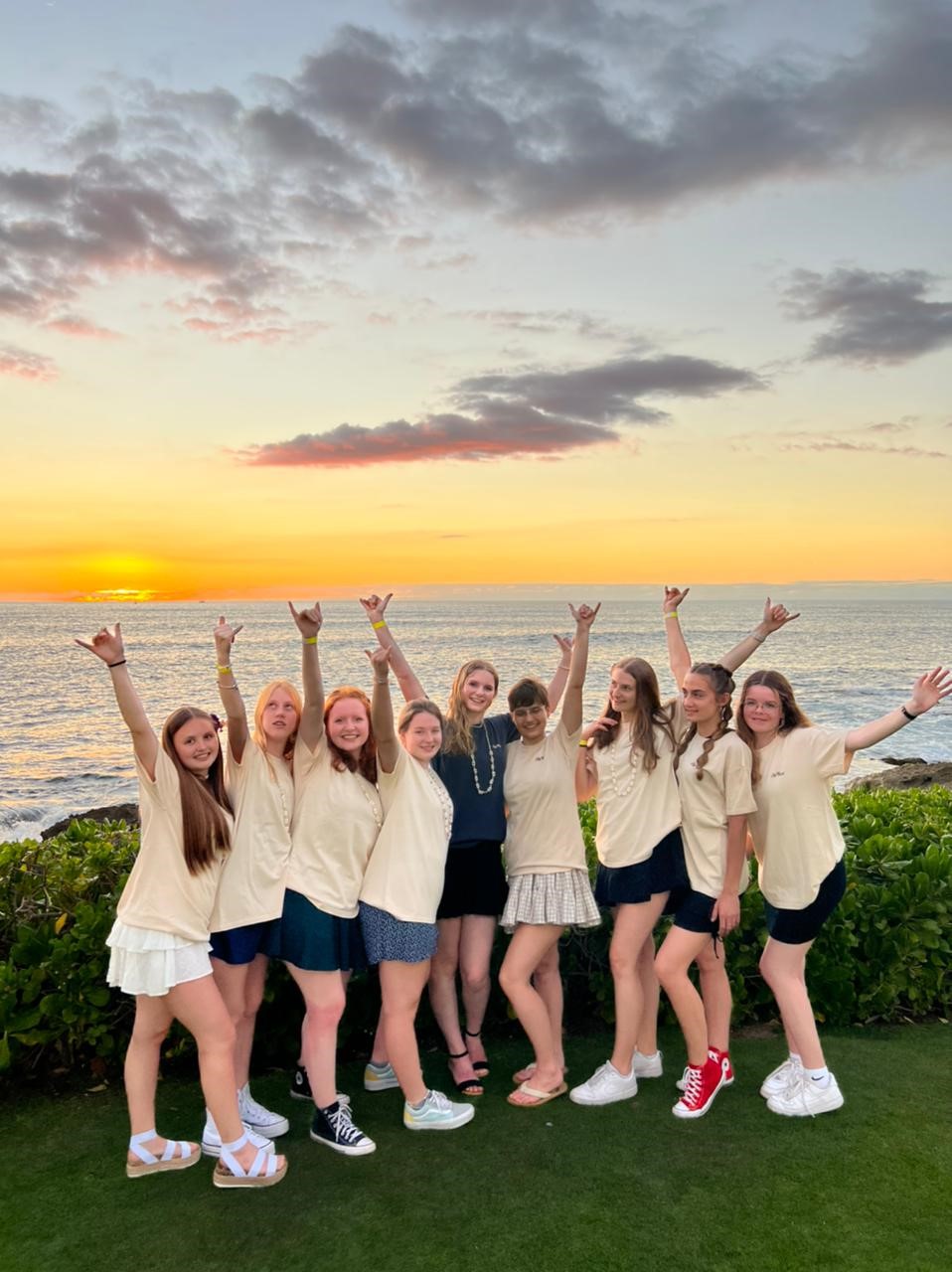 Gruppenfoto mit High School Schülerinnen beim Sonnenuntergang