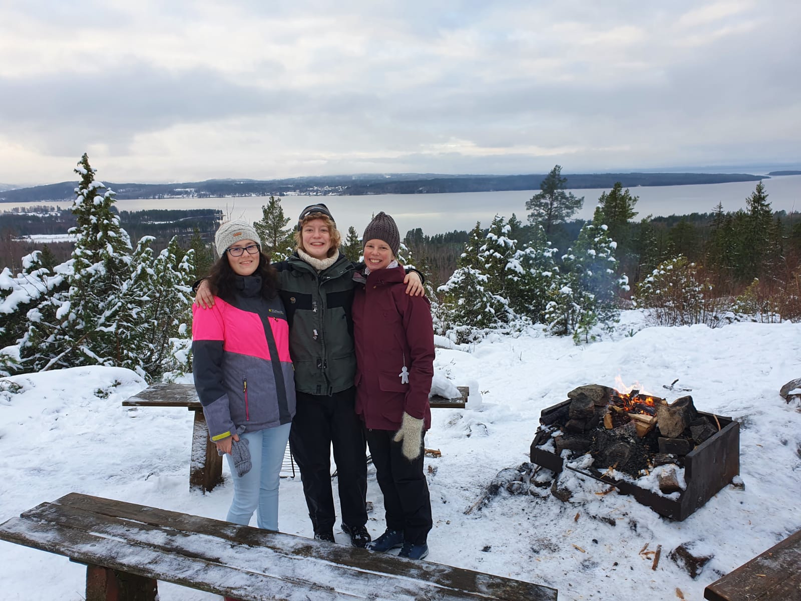 Austauschschülerin und Gastfamilie im Schnee in Schweden