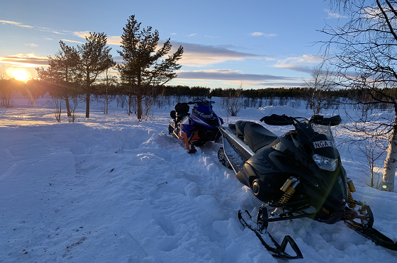 Schneemobil im tiefen Schnee in Schweden