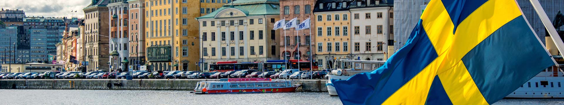 Blick auf Stockholm in Schweden mit Schwedenflagge