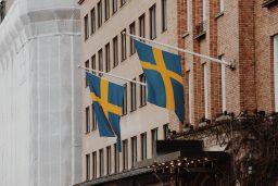 Schwedenflaggen an einem Haus in Schweden