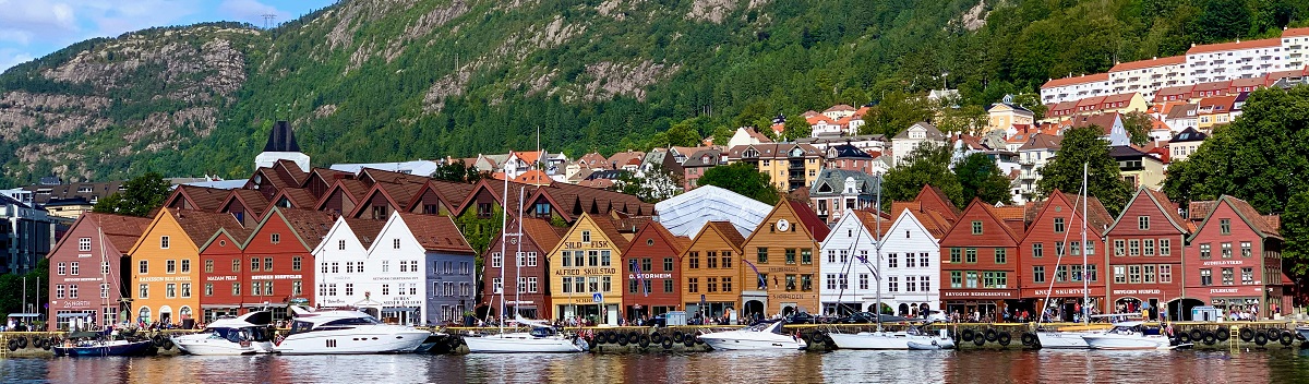 Aufgereihte Häuser am Meer in Norwegen