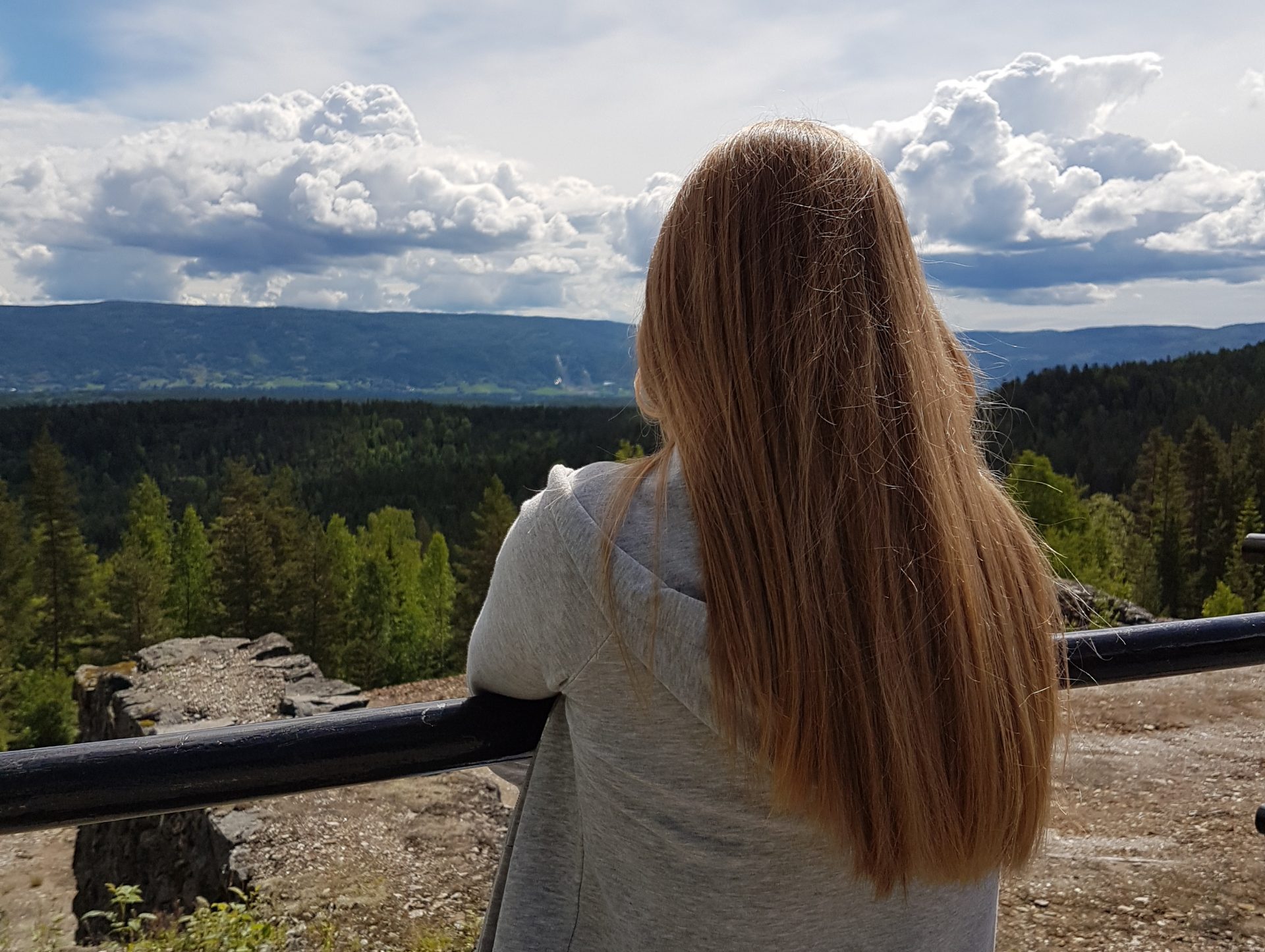 Austauschschülerin genießt den Ausblick über die Wälder in Norwegen