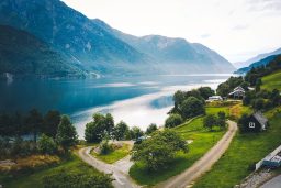 Blick auf die wunderschöne Landschaft mit See und Bergen in Norwegen