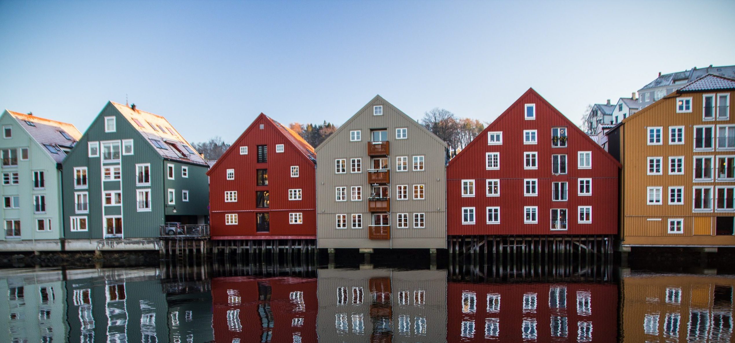 Bunte Häuser am Meer in Norwegen