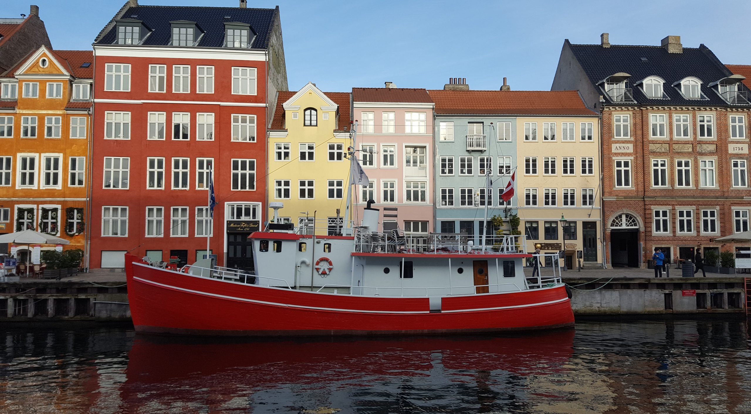 Boot und bunte Häuser in Dänemark