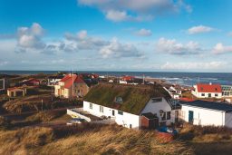 Fachwerkhäuser am Strand in Dänemark
