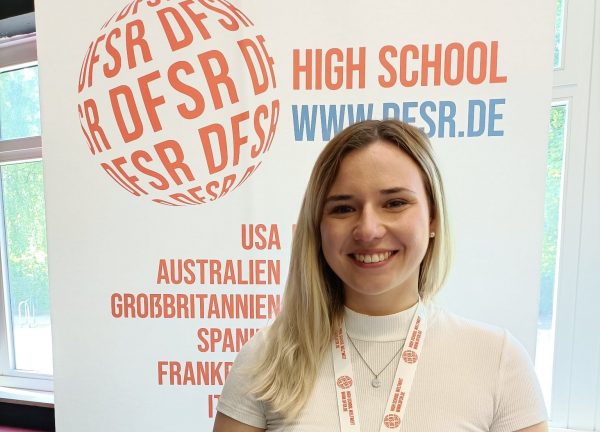 DFSR Mitarbeitern vor ihrem High School Messestand