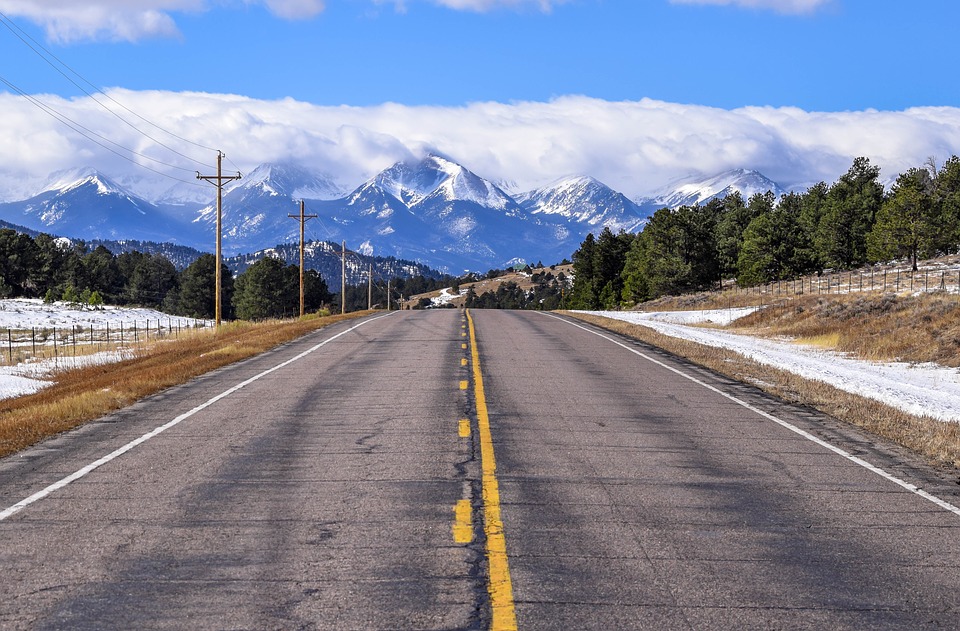 Autobahn mit Bergen im Hintergrund in Colorado, USA
