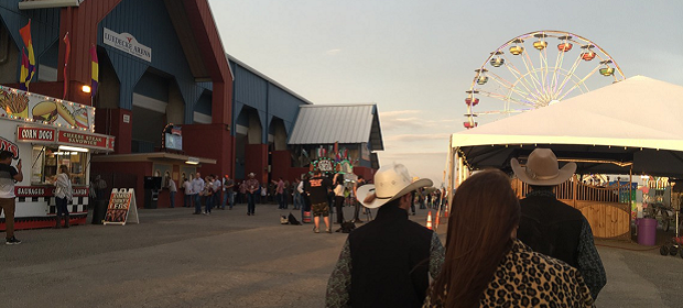 Austauschschülerin und Cowboys auf einem Fest in Texas, USA