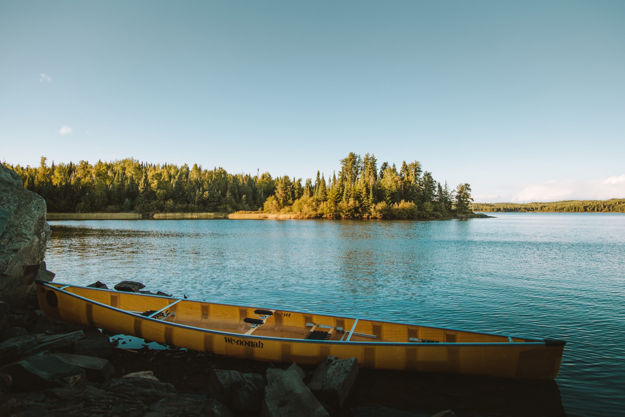 Ein Kanu an einem See in Minnesota, USA