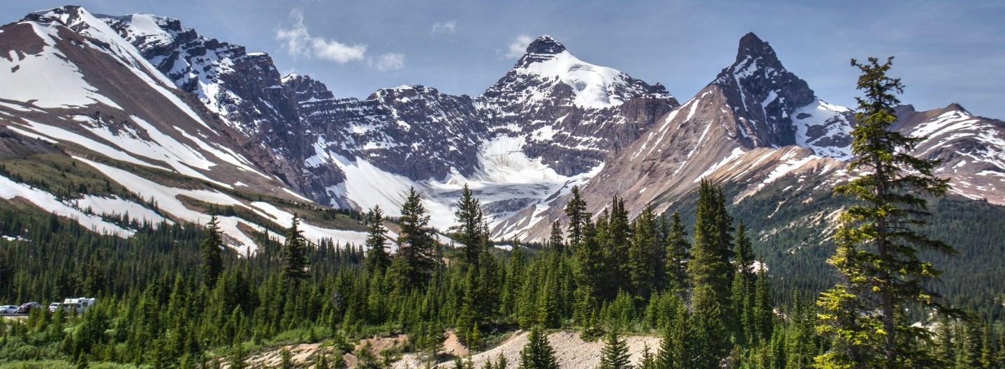 Blick auf die schneebedeckten Berge in Alberta, Kanada