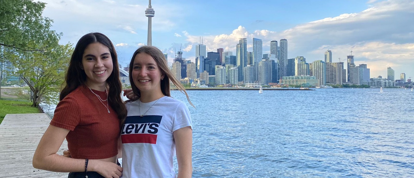Austauschschülerinnen in Toronto, Kanada am Meer
