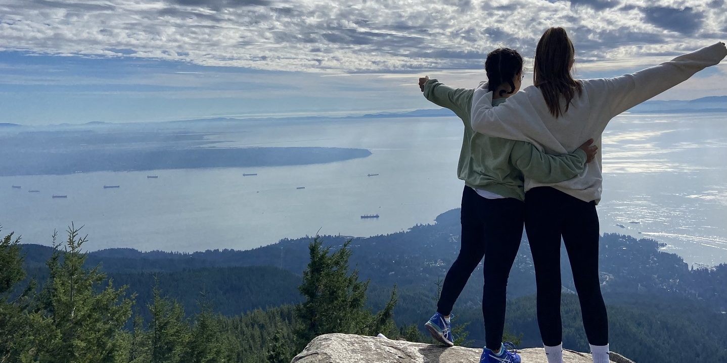 Austauschschülerinnen auf einem Berg in Richmond mit fantastischer Aussicht über British Columbia, Kanada