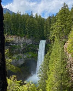 Wasserfall in kanadischem Wald