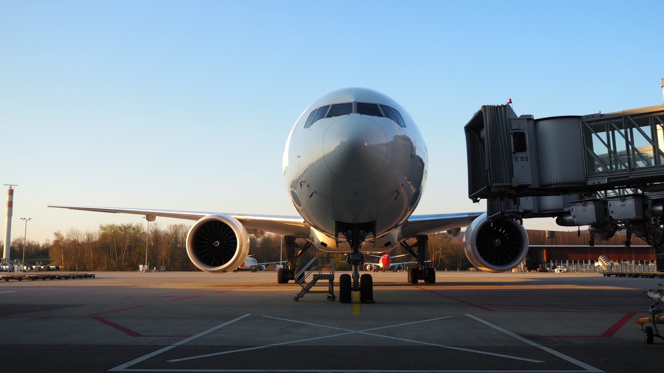 Flugzeug am Flughafen