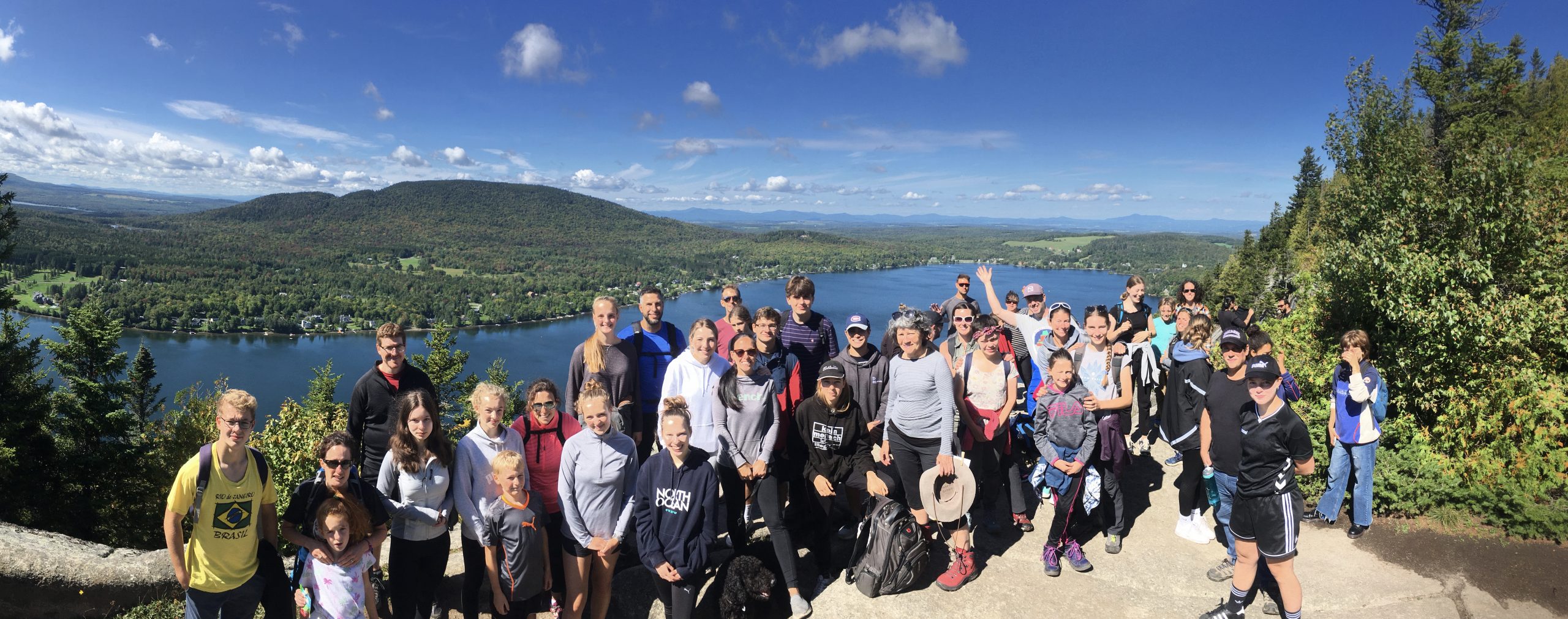 Gruppe von Austauschschülern und Schülerinnen mit Aussicht auf das Meer in Quebec, Kanada
