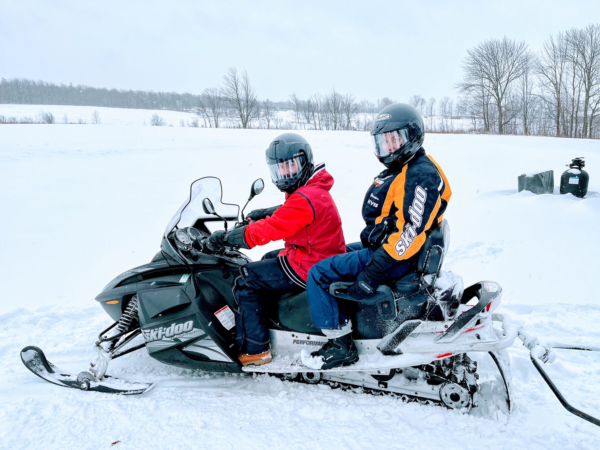 Austauschschüler auf Snowmobile in Quebec, Kanada