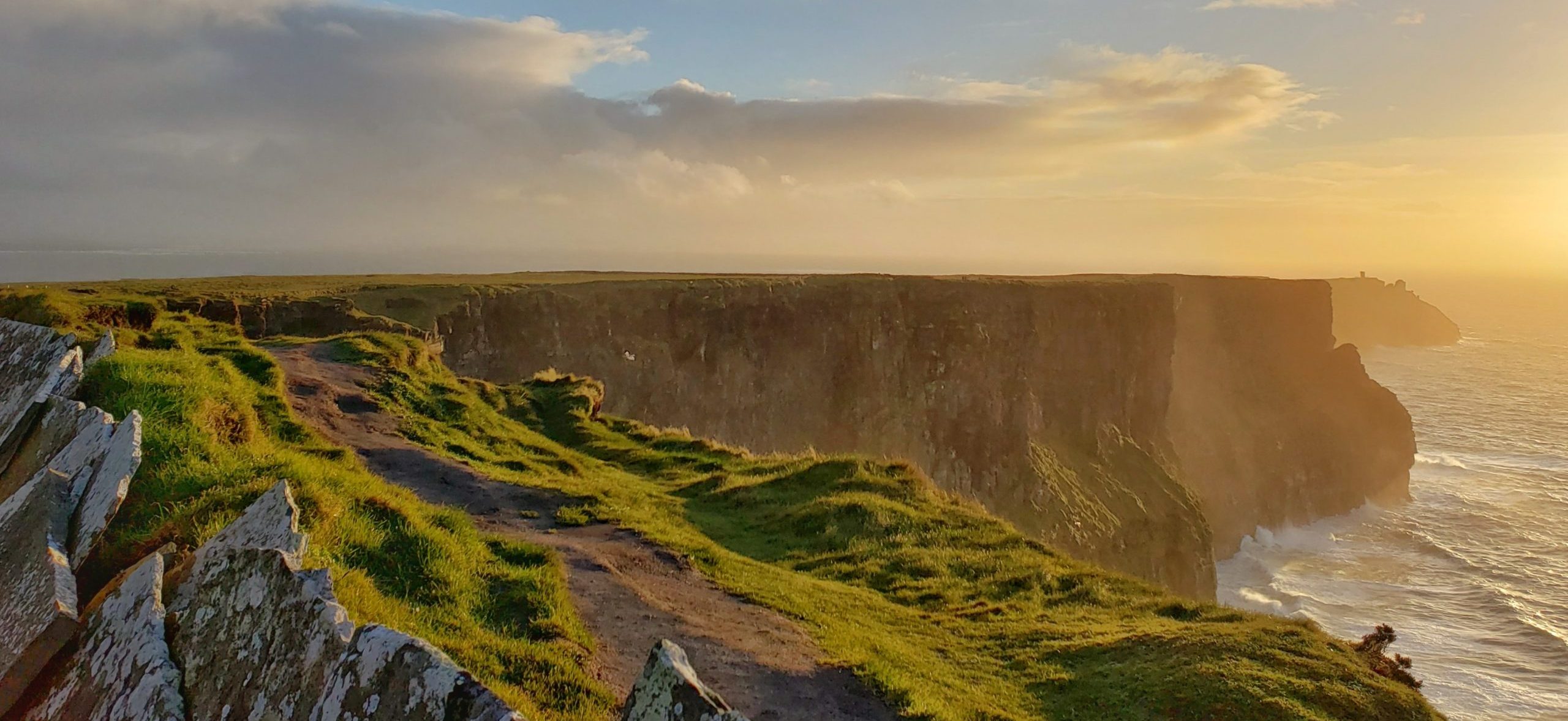 Blick über die Küste in Irland bei Sonnenuntergang