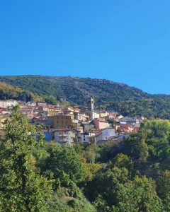 Dorf in den Bergen in Italien