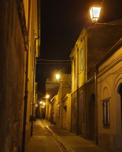 Straße bei Nacht in Italien