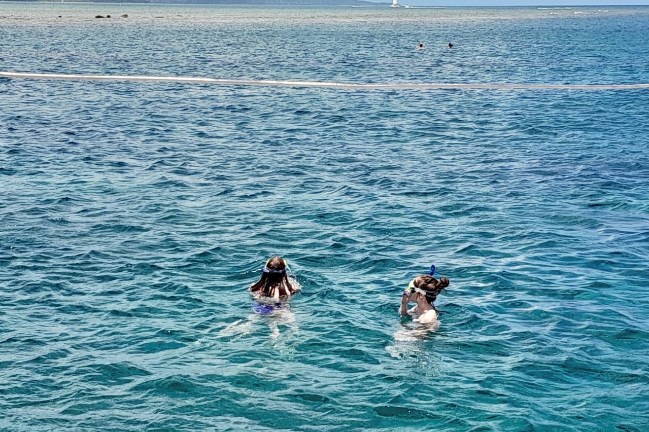 Zwei Austauschschülerinnen schwimmen im Meer von La Réunion
