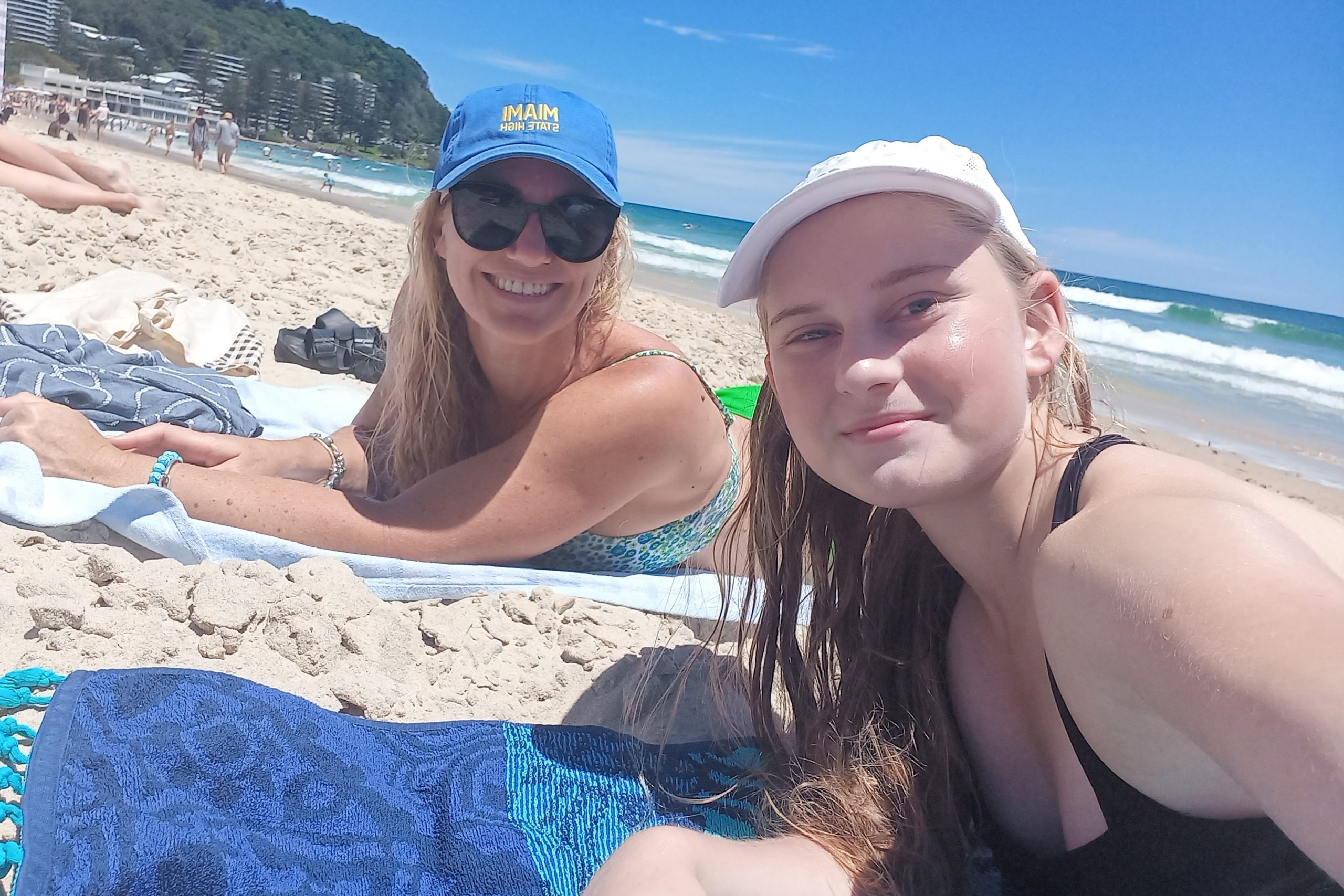 Zwei Austauschschülerinnen am Meer in Australien