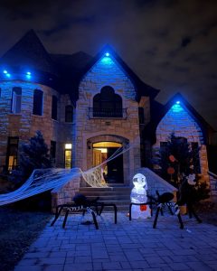 Geschmücktes Haus an Halloween in Kanada