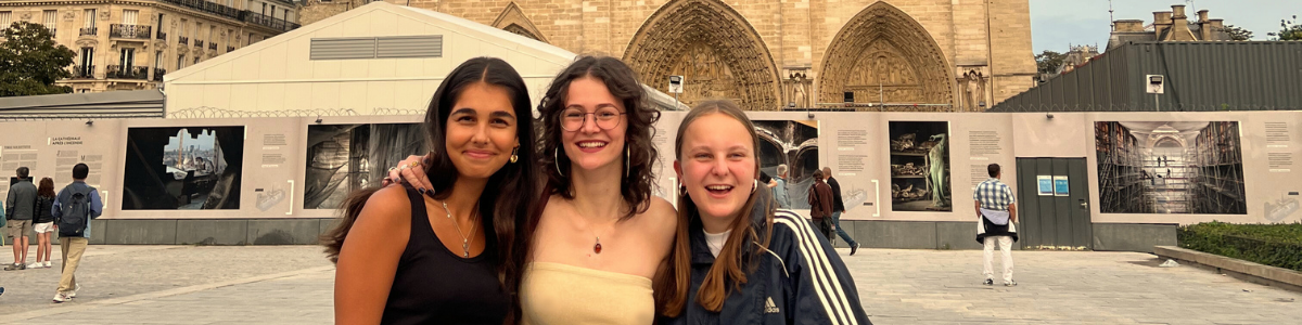 Schülerinnen vor Notre Dame in Paris