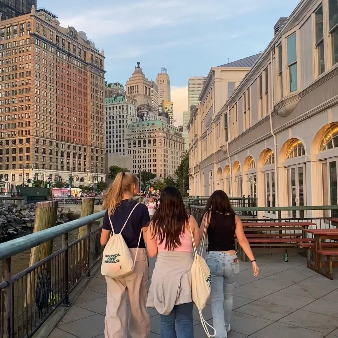 Drei junge Frauen in New York.
