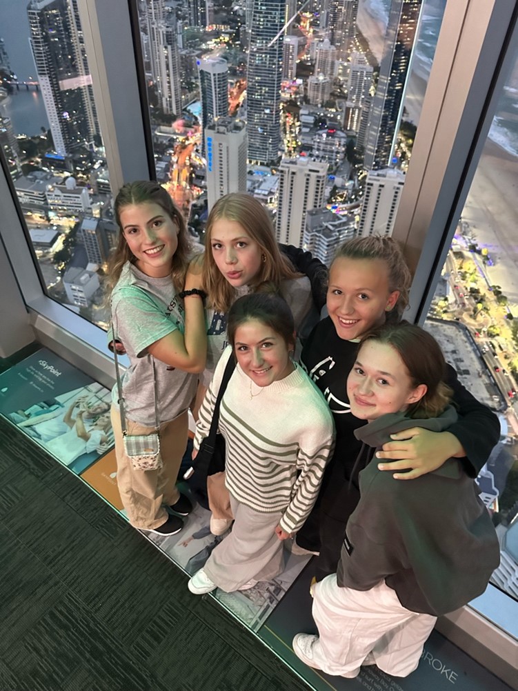 Fünf Austauschschülerinnen über Hochhäusern in Australien.